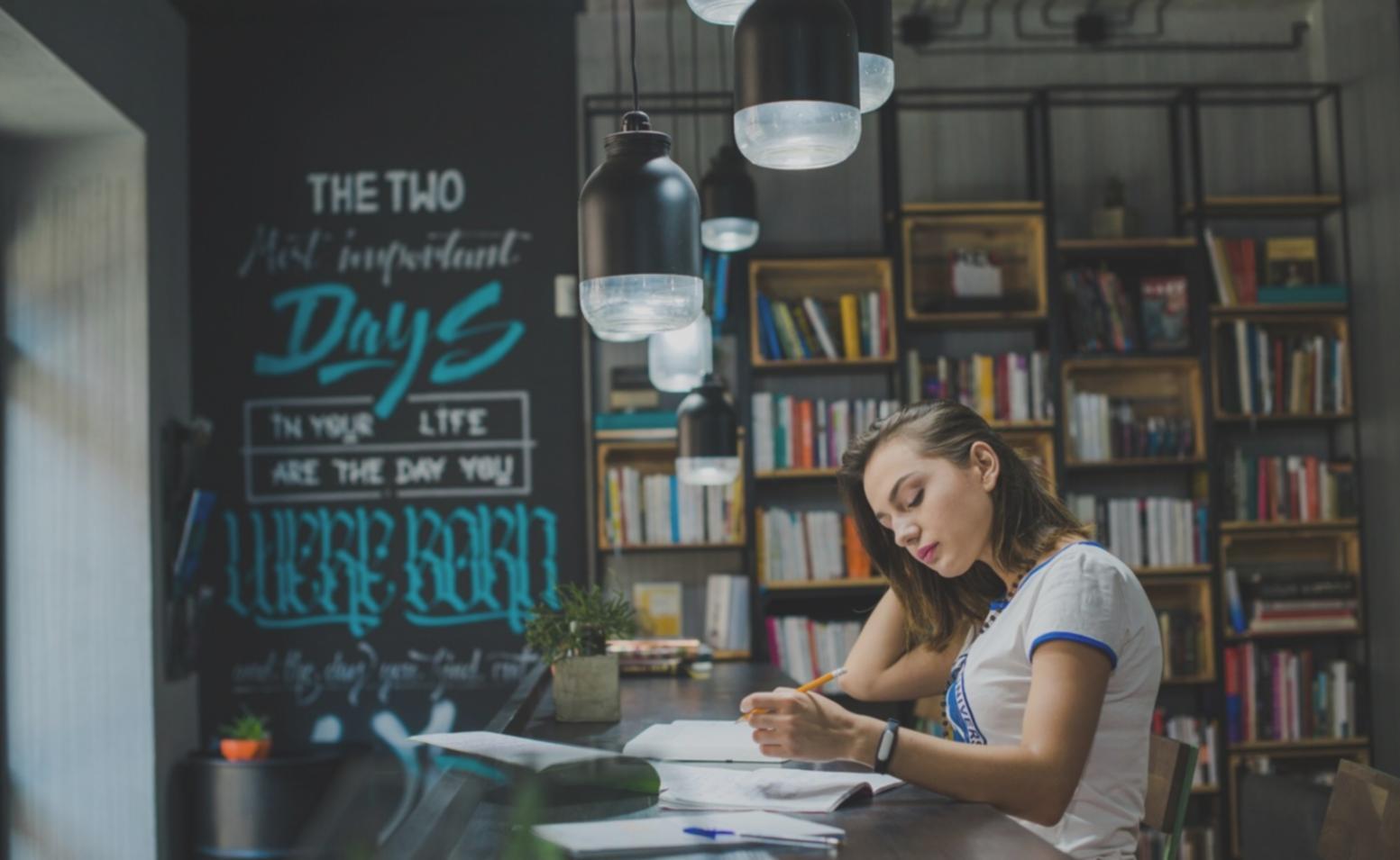 Étudiants internationaux travaillant ensemble sur leurs finances