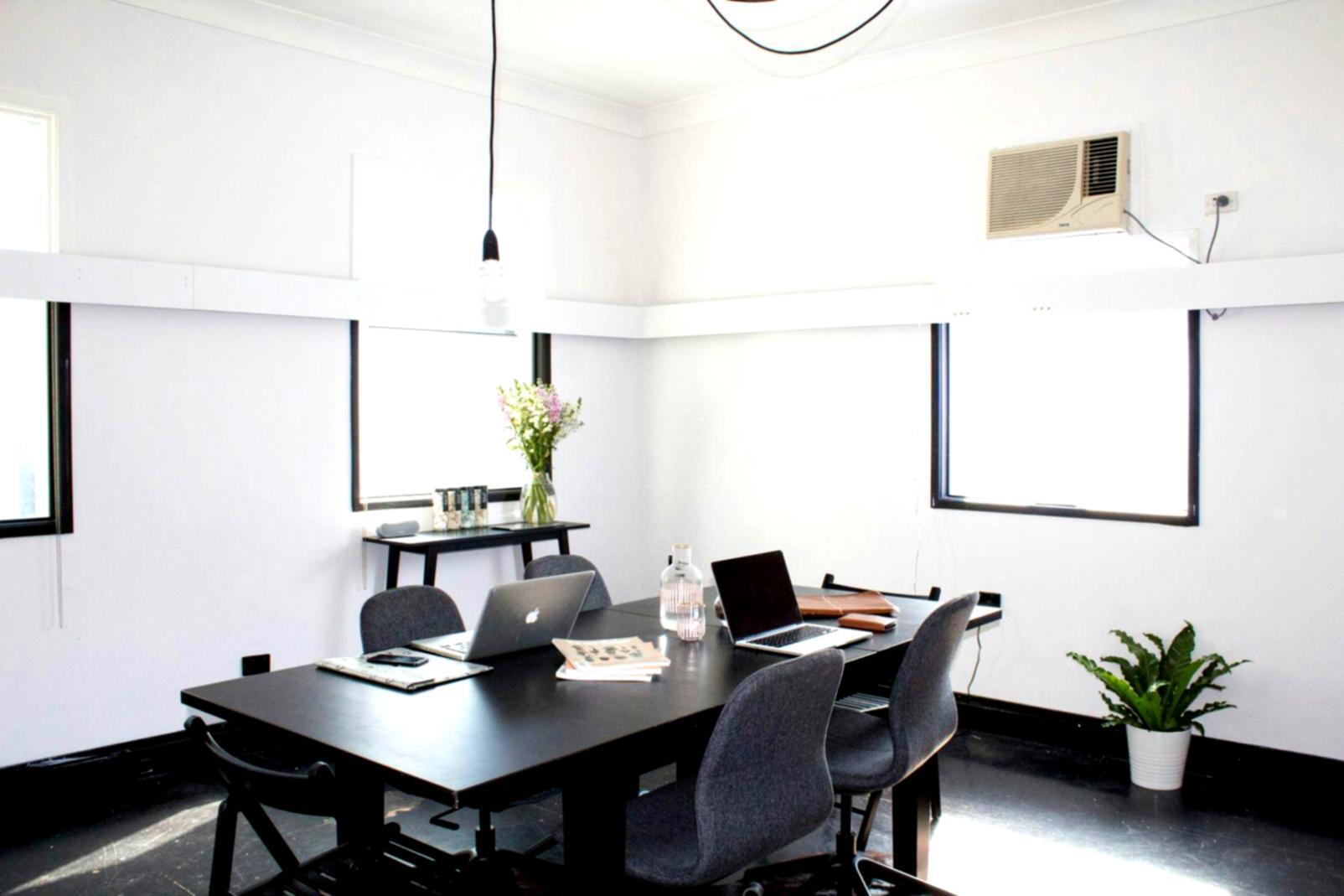 Interface de gestion financière internationale accessible depuis ordinateur portable